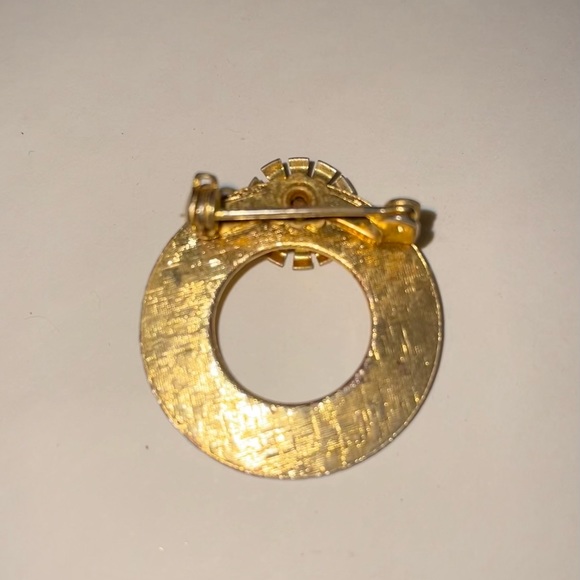 Vintage Golden Brooch with red gemstone - Picture 2 of 2